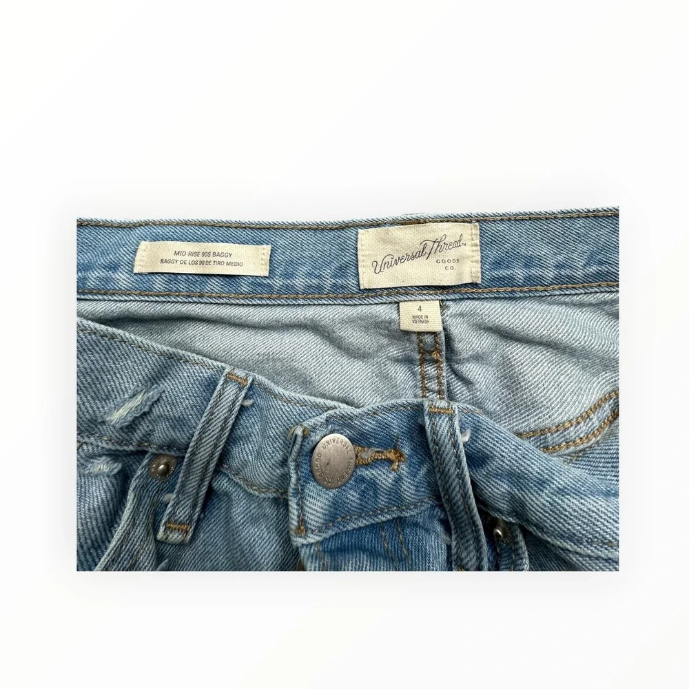 Universal Thread Shorts Women 4 Blue Mid-Rise Baggy 90s Distressed Denim Raw Hem